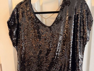 Lavishi Black Sequin Short Sleeve V-Neck Top with Gold Chain Accent Size XL