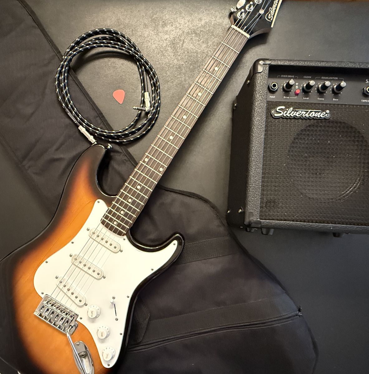 Silvertone Electric Guitar Starter Package – Amp, Gig Bag & Cable