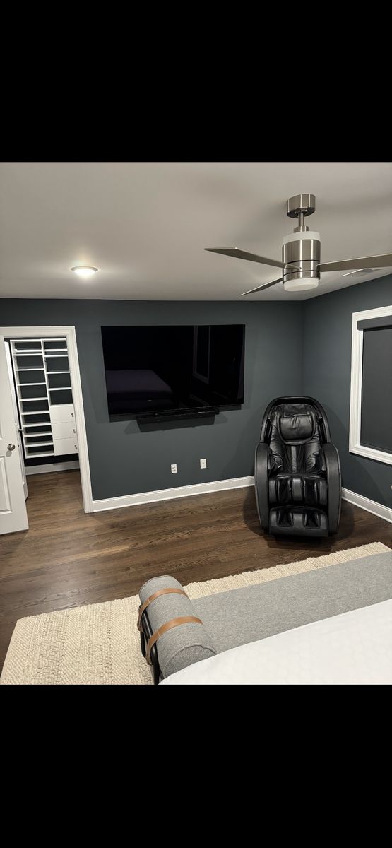 100 Hisense 4K Smart TV - Like New - Massive