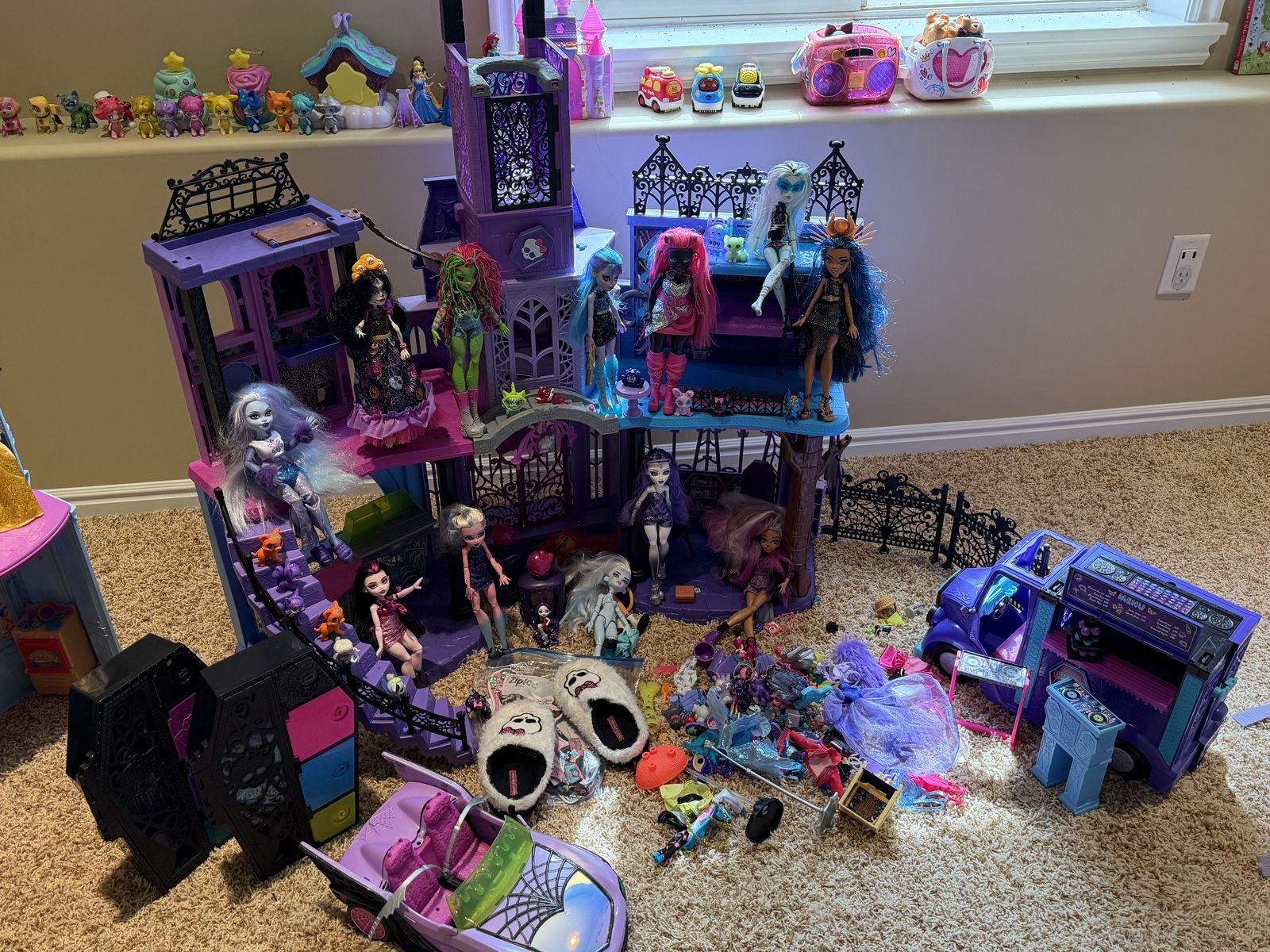 Monster high Dolls and castle with cars