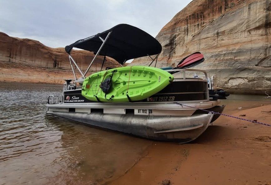 2020 Sun Tracker 18 DLX Bass Buggy Pontoon Boat with 75hp Outboard Motor and Trailer