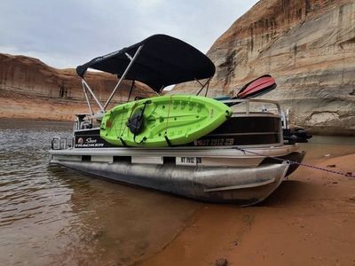 2020 Sun Tracker 18 DLX Bass Buggy Pontoon Boat with 75hp Outboard Motor and Trailer