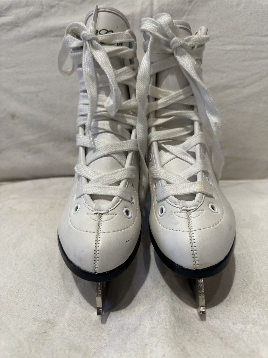 CCM Youth 4 White Figure Skates Lightly Used