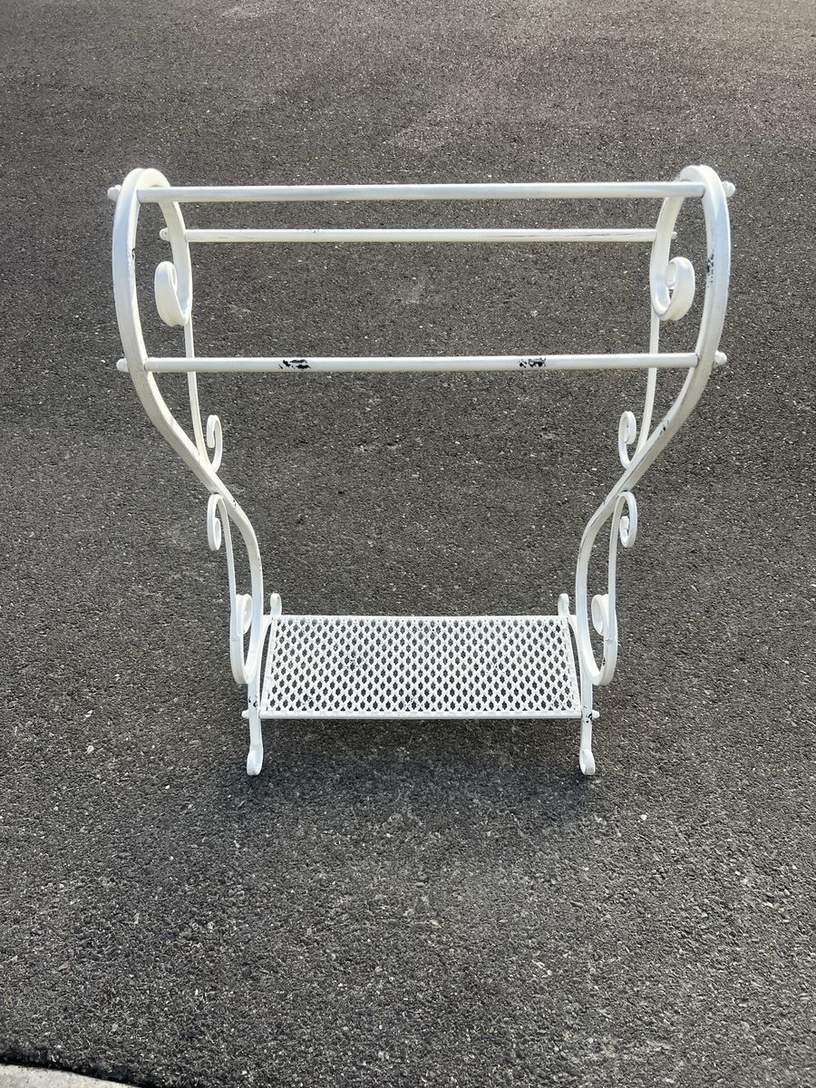 Vintage-Style Metal Blanket / Towel Rack – Shabby Chic!
