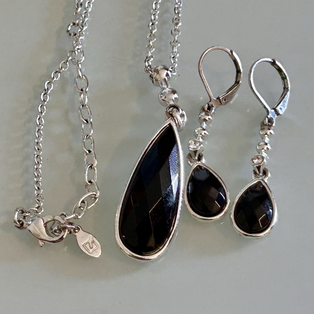 Yanbal Black onyx Teardrop Pendant Necklace & Matching Earrings Set - Silver Tone