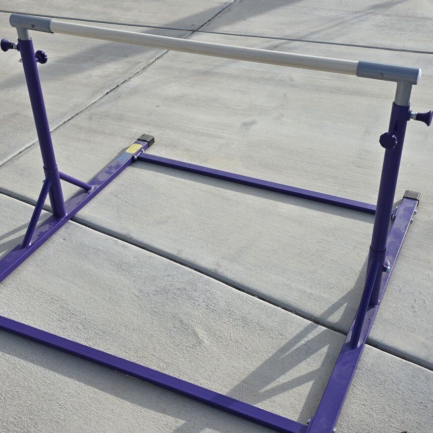 Adjustable gymnastics bar with pad