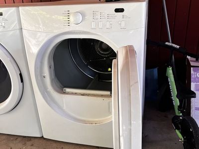 Excellent condition dryer. With 30 day warranty
