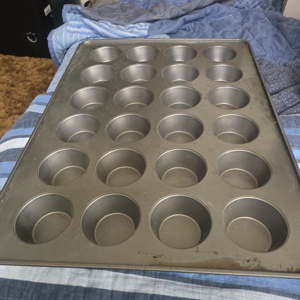 Cupcake Pan - 24 Cupcakes