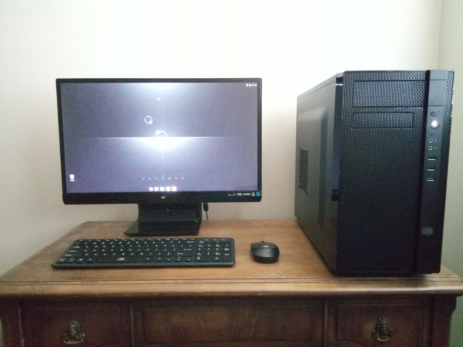 Computer w/monitor, wireless keyboard and mouse
