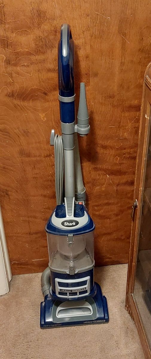 Shark Navigator Liftaway Deluxe Vacuum Cleaner