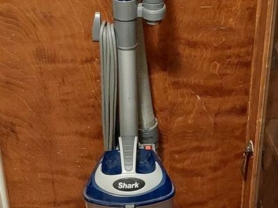 Shark Navigator Liftaway Deluxe Vacuum Cleaner