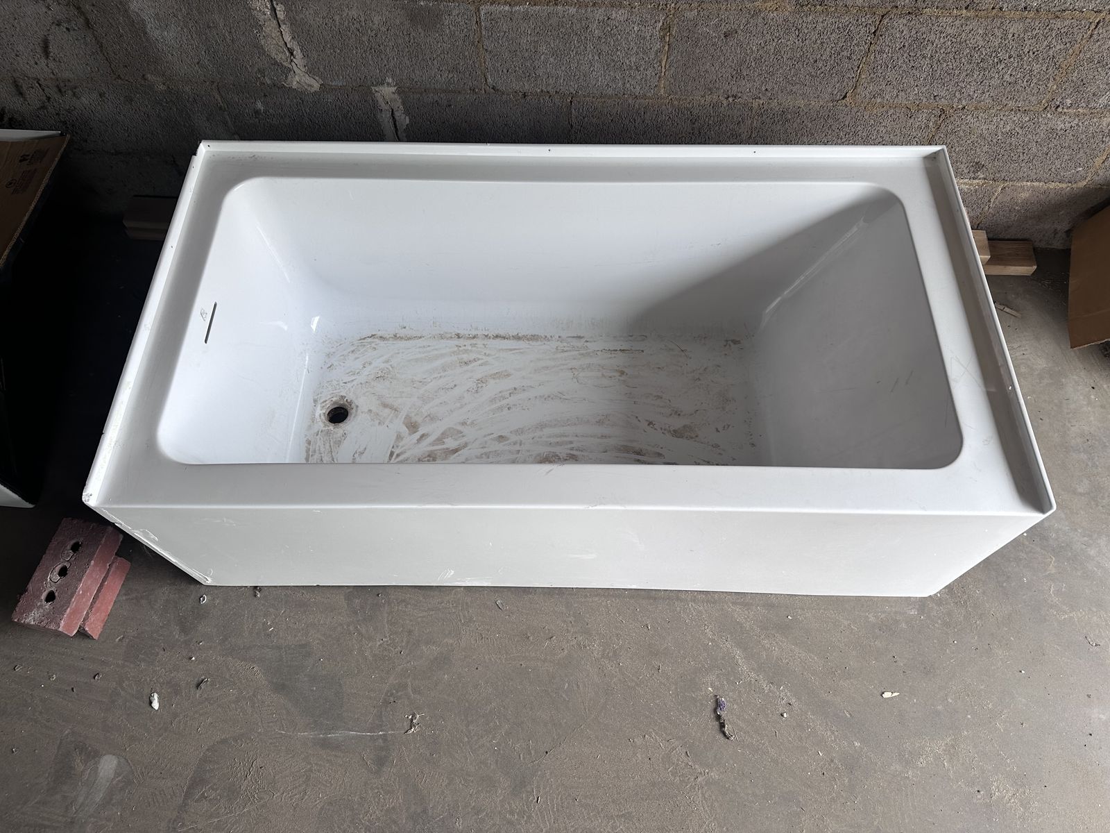 Left drain bathtub. Brand new
