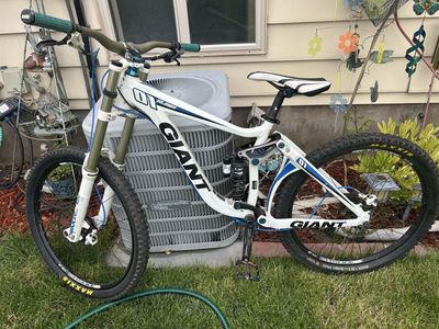 2011 White and Blue Giant Glory 01 Downhill Mountain Bike With RockShox Front Fork and BoXXer Rear Shock 16" Frame