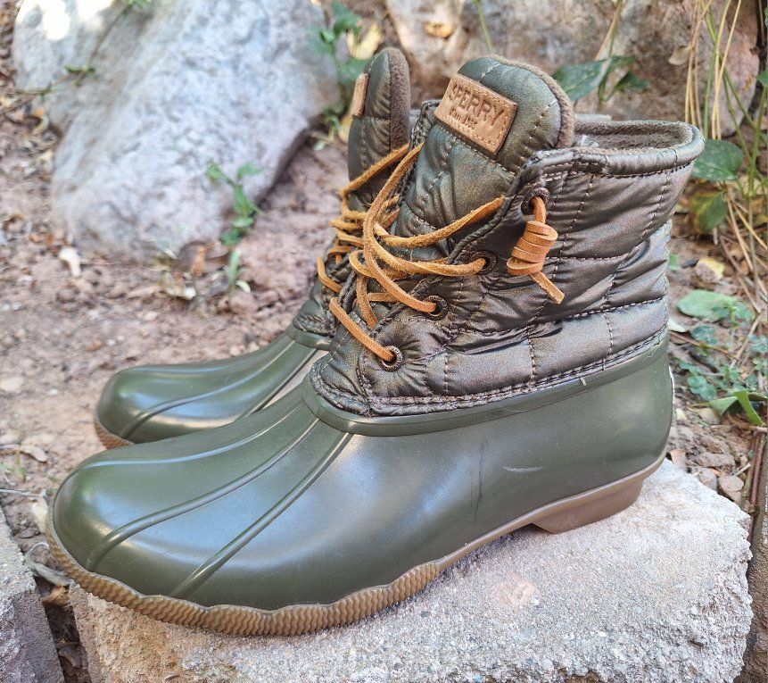 Fabulous Womens 9m Sperry Saltwater Quilted Duck Boots Olive Metallic