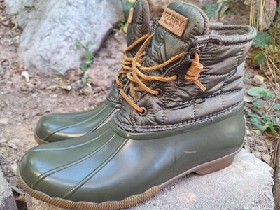 Fabulous Womens 9m Sperry Saltwater Quilted Duck Boots Olive Metallic