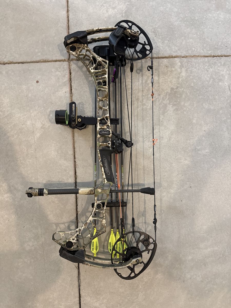 Mathews V3X 29 Compound Bow - Right Hand, 75lb, HHA  Sight, Low-Pro Matthew’s Quiver, & Matthew’s Stabilizer, Spot Hog release