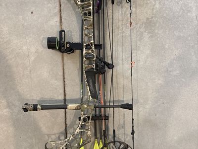 Mathews V3X 29 Compound Bow - Right Hand, 75lb, HHA Sight, Low-Pro Matthew’s Quiver, & Matthew’s Stabilizer, Spot Hog release