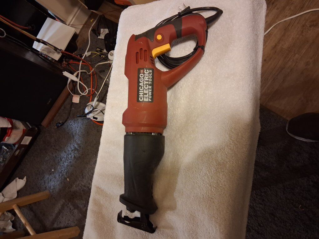 reciprocating saw with swivel