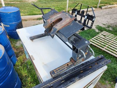 Reese 16K Sliding 5th Wheel Hitch