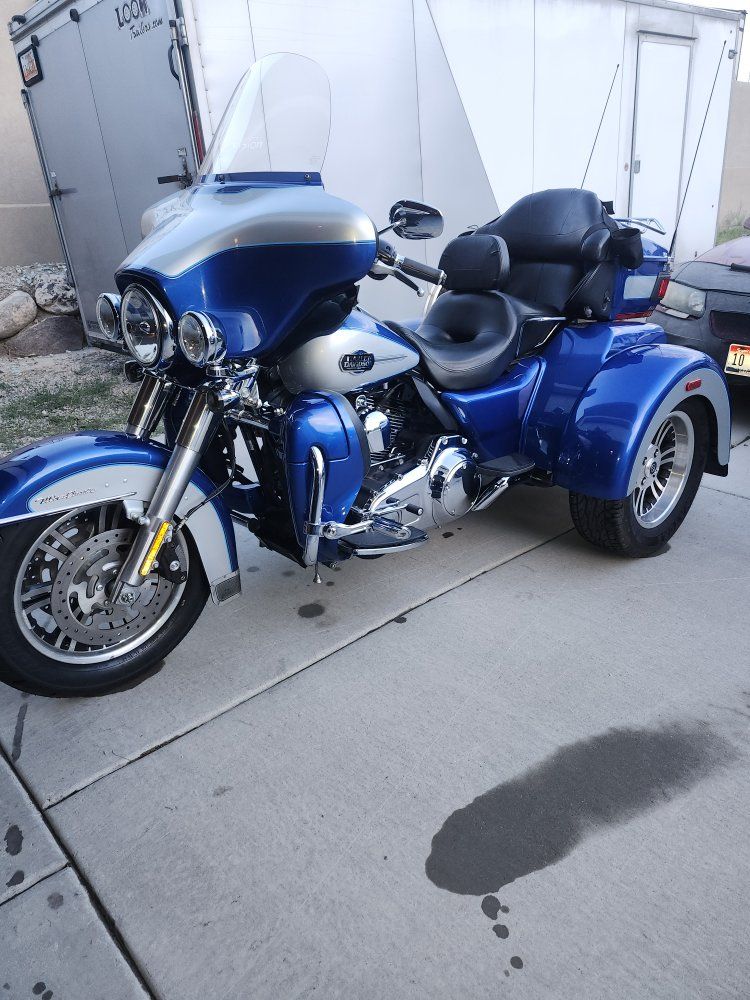Harley-Davidson Tri Glide Ultra Classic Trike - Blue and Silver