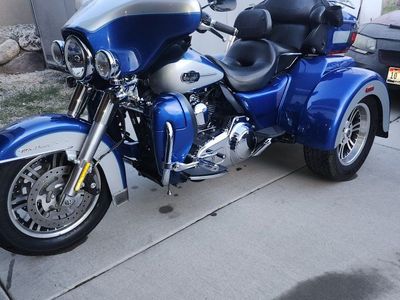 Harley-Davidson Tri Glide Ultra Classic Trike - Blue and Silver