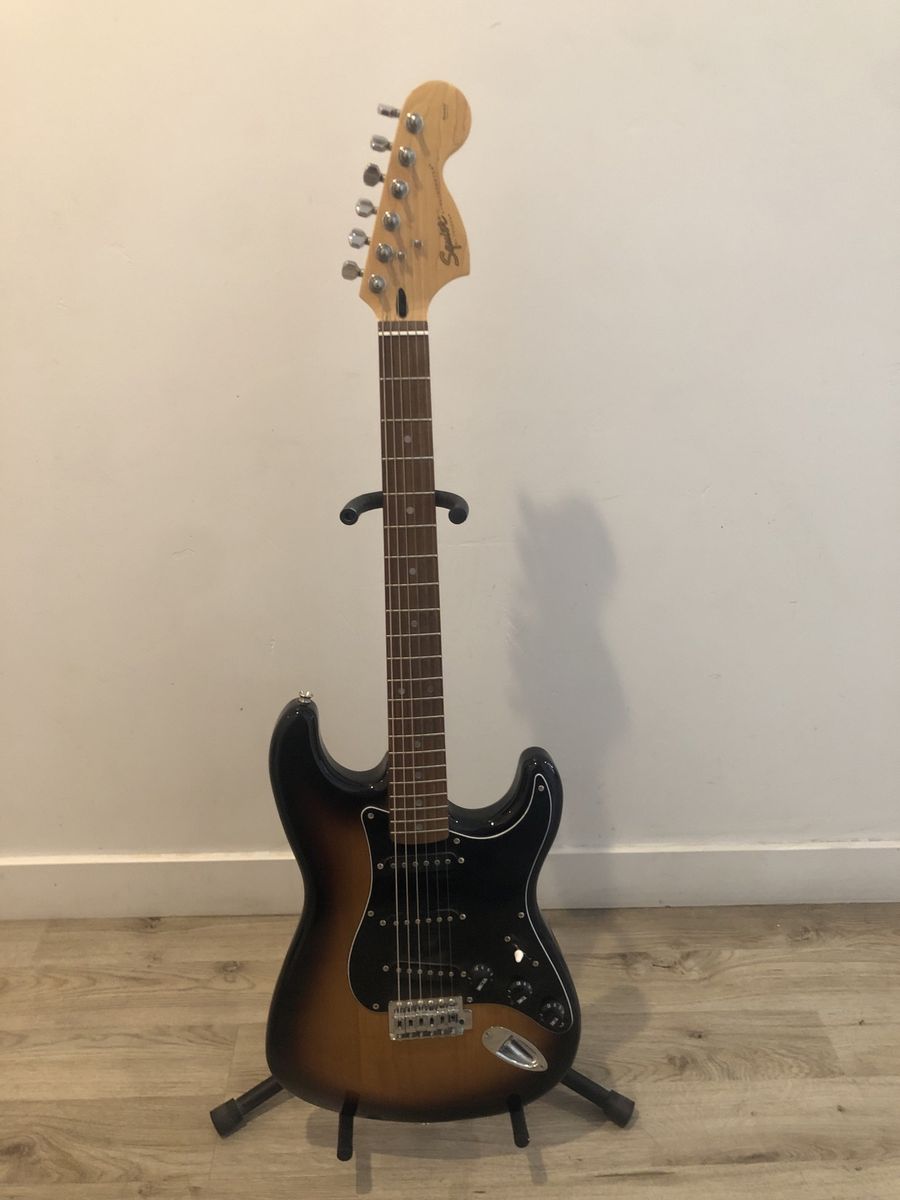 Squier Stratocaster Standard w/SKB Case