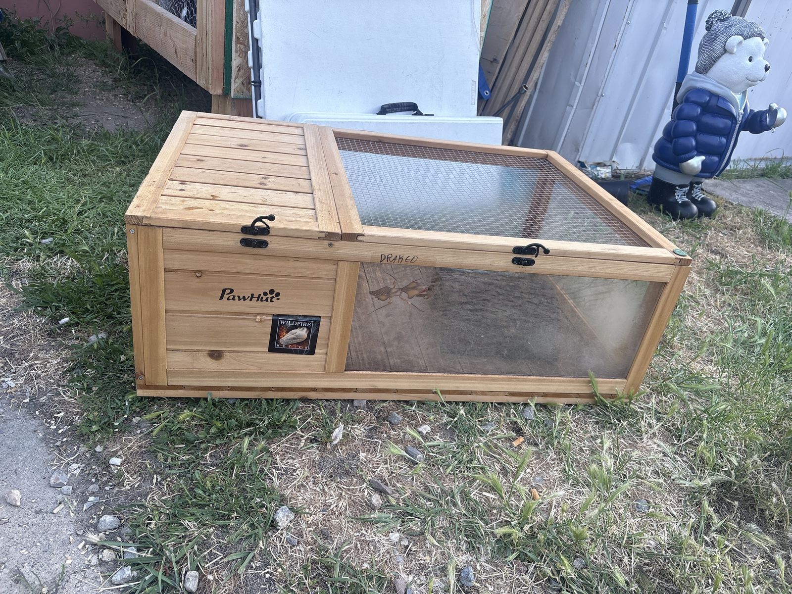 Reptile enclosure