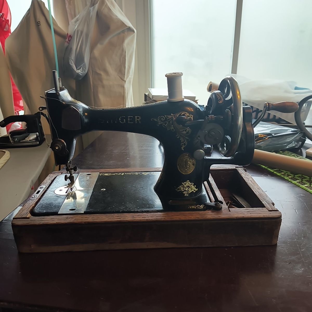 Antique Singer HandCrank Sewing Machine Model 27/