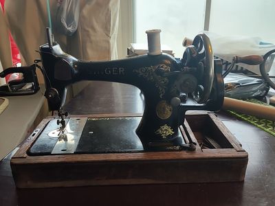 Antique Singer HandCrank Sewing Machine Model 27/