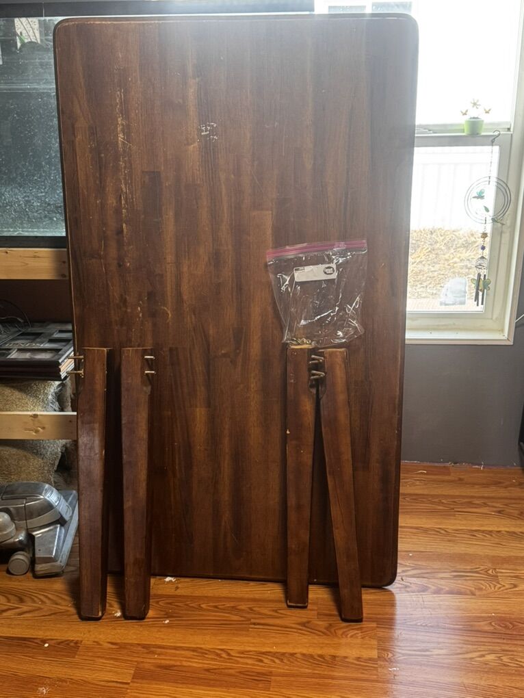 Kitchen Table 20$ has All Four Legs And Hardware 2