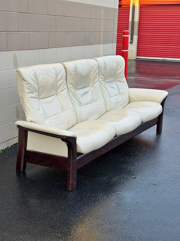 Stressless Leather Sofa – Luxury Scandinavian Design – HUGE SAVINGS