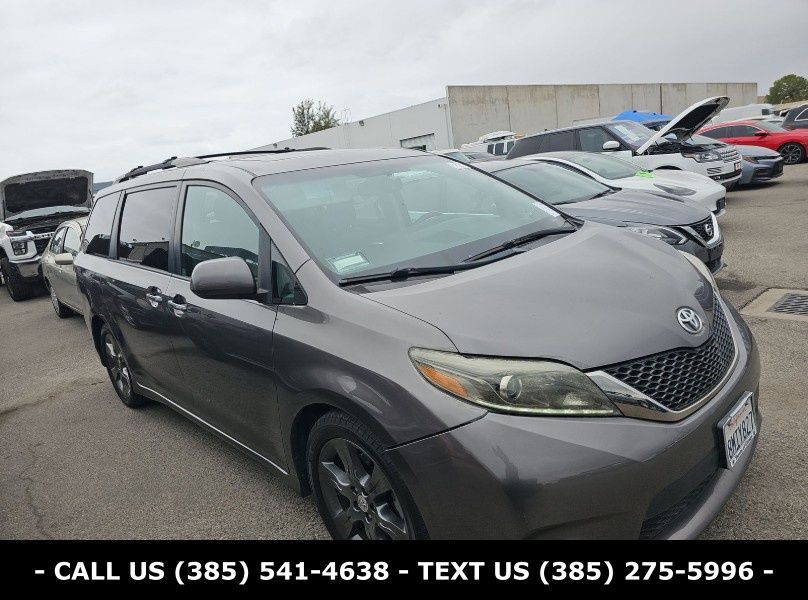 2016 Toyota Sienna SE 8-Passenger