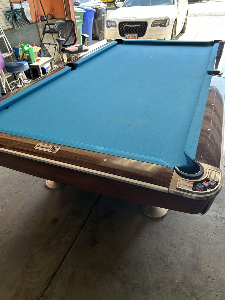 Gold crown 1 pool table