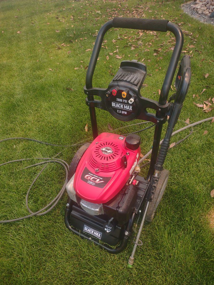 Pressure washer "Black Max" 2600 psi Honda motor everything is in good shape, it has a new water pump, new filters, started quic