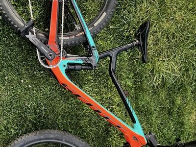 2018 Scott Genius tuned size large Mountain Bike - Full Suspension, Carbon Frame, Maxxis Tires