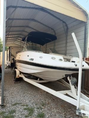 2005 Chaparral Sunesta 216 Deck Boat
