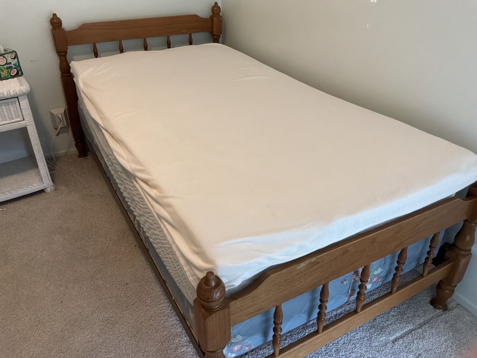 Single bed with solid oak posts