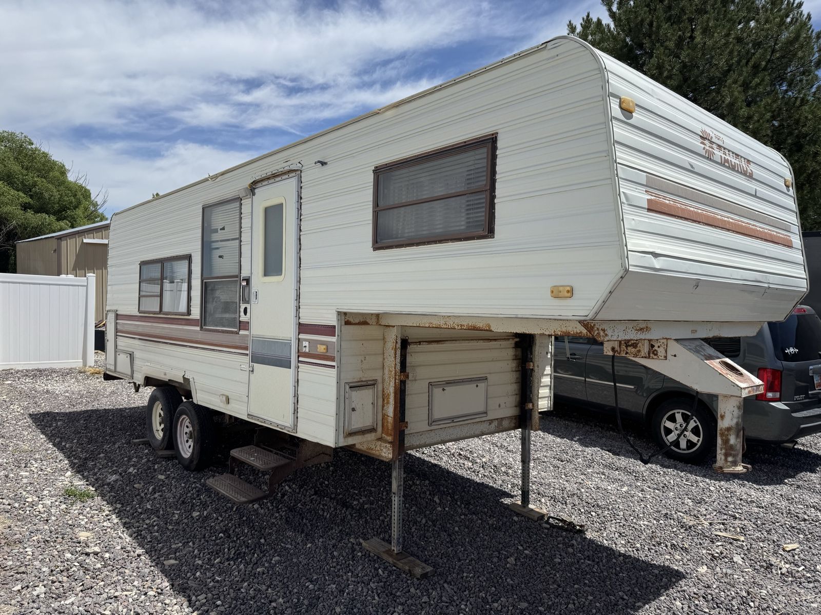 1985 Terry Taurus 24’ fifth wheel gooseneck trailer