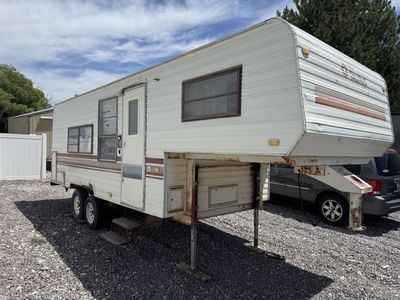 1985 Terry Taurus 24’ fifth wheel gooseneck trailer