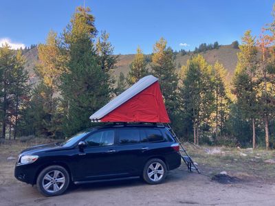Roost Explorer Hard-shell Rooftop Tent
