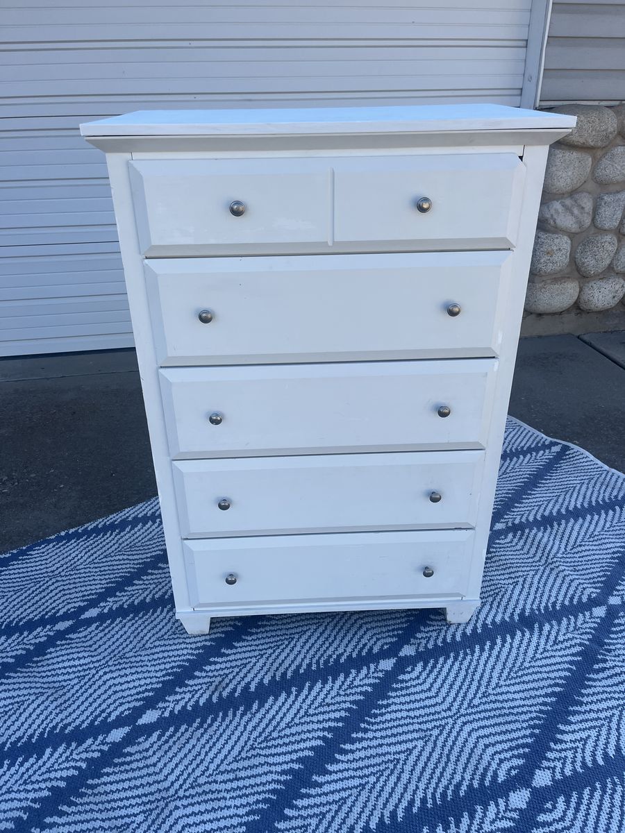 White 5-Drawer Dresser / Chest of Drawers – Clean & Sturdy