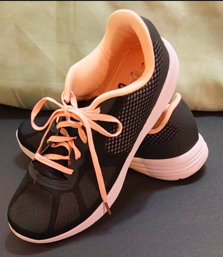 Ladies Shoes, size 11