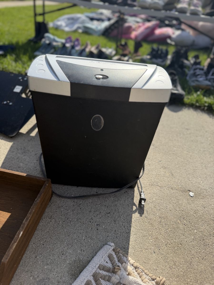 Novitech Paper Shredder - Working Condition