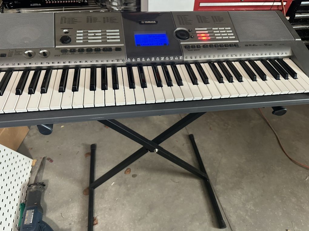 Yamaha YPT 400 Keyboard With Stand