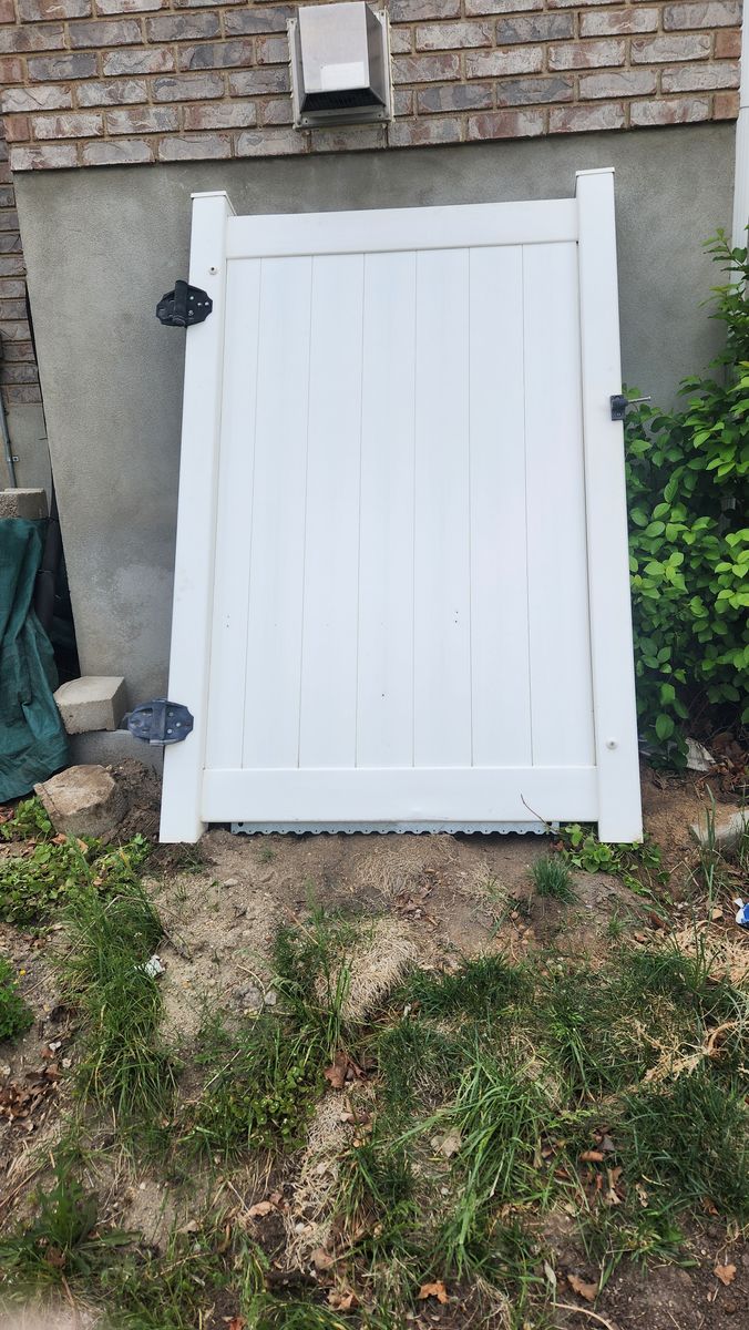 White vinyl privacy gate 4' w x 6'h, some posts & slats