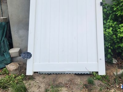White vinyl privacy gate 4' w x 6'h, some posts & slats