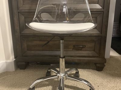 Near New Modern Adjustable Office Chair