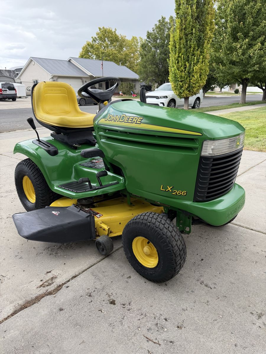 John Deere LX266 42 Inch Riding Mower