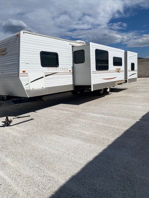 2007 Sunny Brook 30ft Bumper pull 2 Pull out  Travel Trailer
