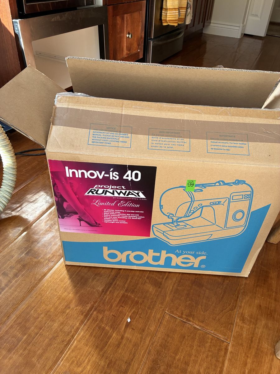 Brother Innov-is 40 Project Runway Limited Edition Computerized Sewing Machine